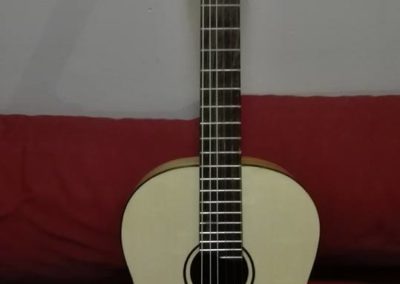 Chitarra in acacia