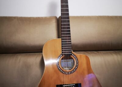 Chitarra acustica in Mogano