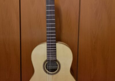 Chitarra classica in masso di noce